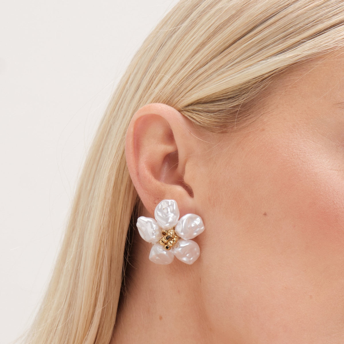 Mood Gold White Pearl Flower Stud Earrings