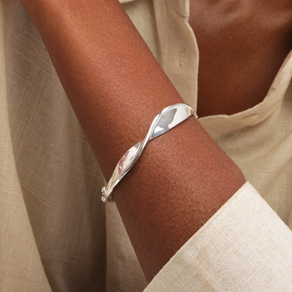 Inicio Sterling Silver Polished Wave Bangle - Gift Pouch