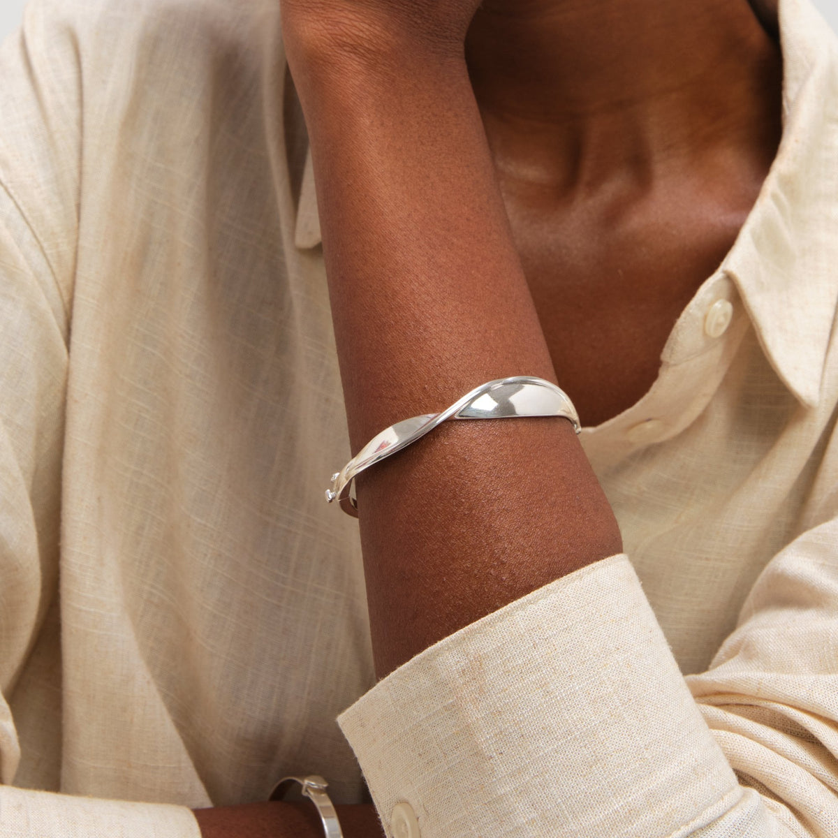 Inicio Sterling Silver Polished Wave Bangle - Gift Pouch