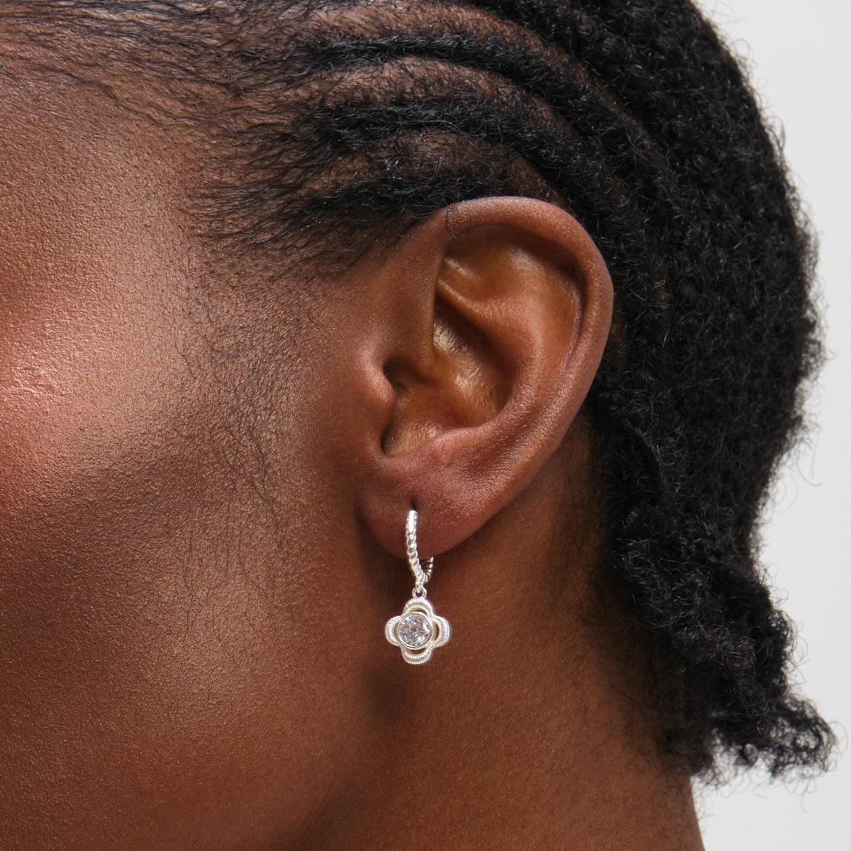 Inicio Sterling Silver Satin Clover Huggie Hoops