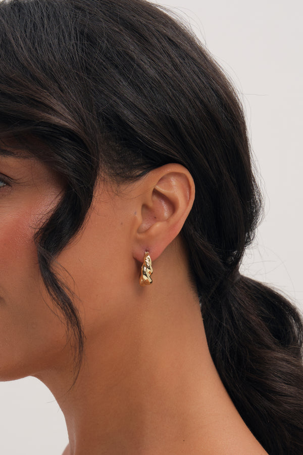 Inicio Gold Fluid Twist Hoops
