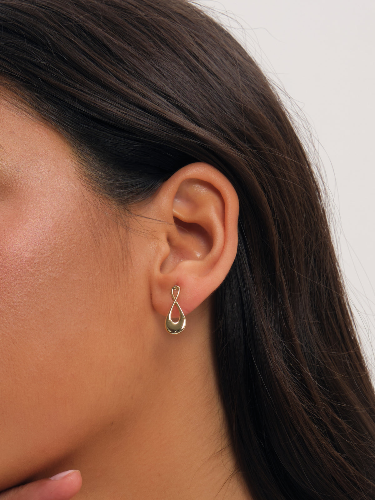 Inicio Gold Polished Infinity Earrings