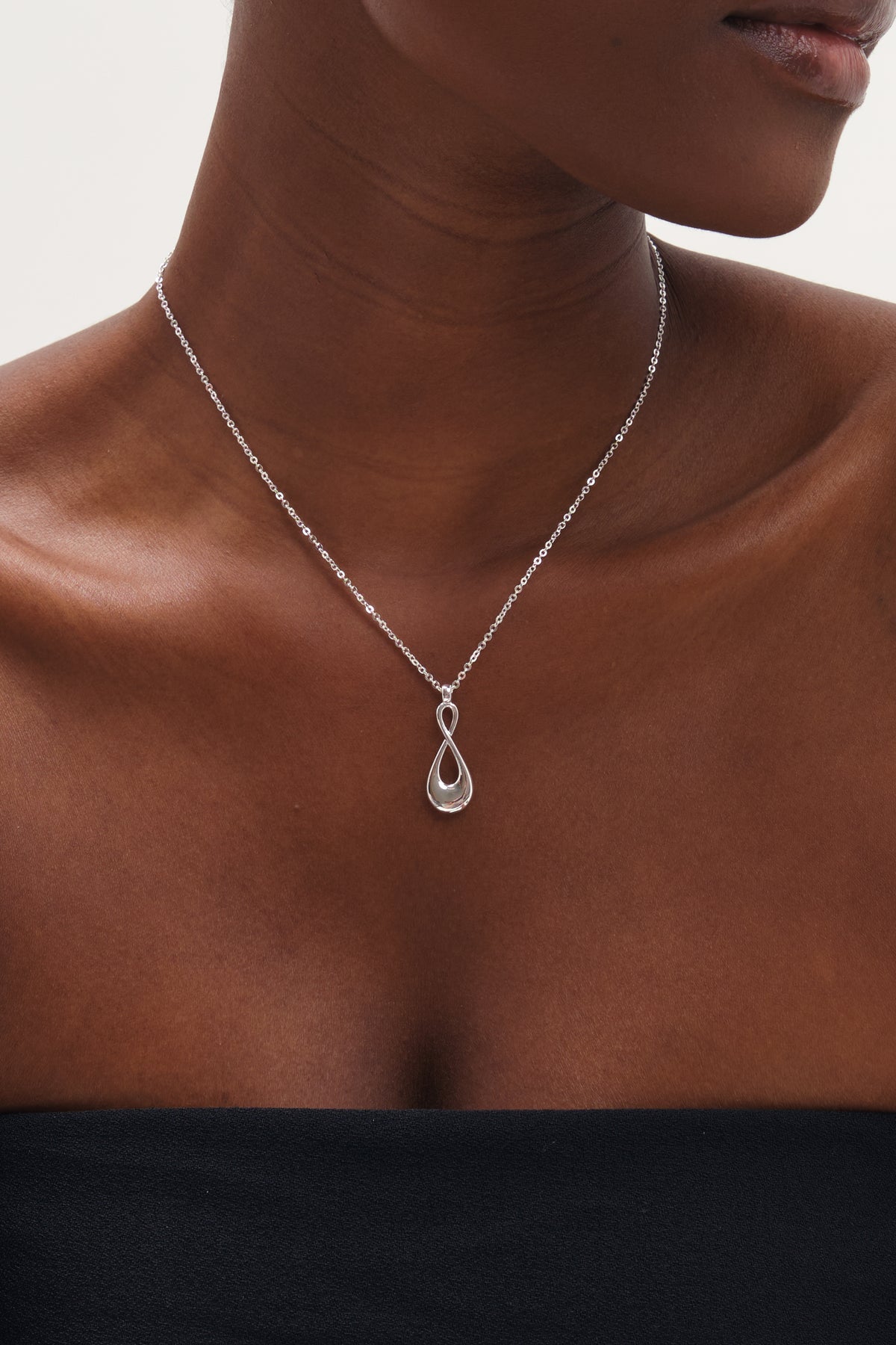Inicio Polished Infinity Necklace
