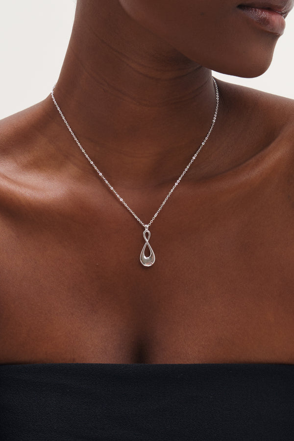 Inicio Polished Infinity Necklace