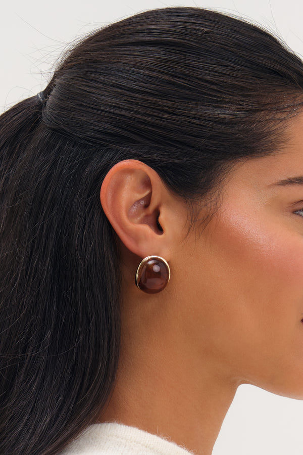 MOOD GOLD PLATE AND RESIN CURVE STUD EARRING