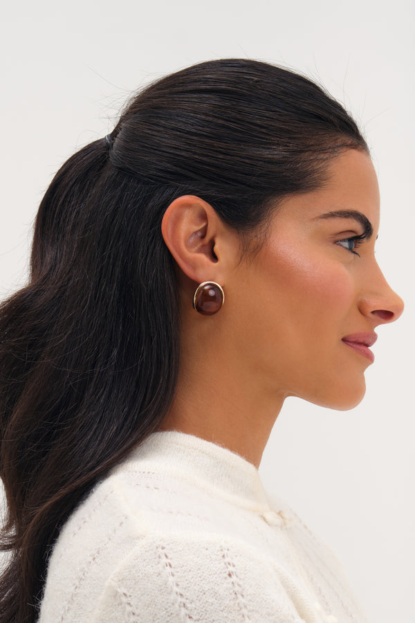 MOOD GOLD PLATE AND RESIN CURVE STUD EARRING